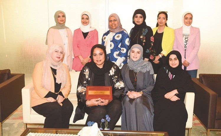Specialist in Kuwait meets with workshop participants