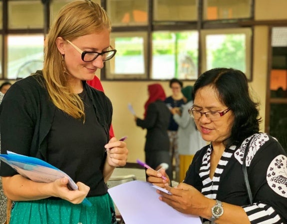 Indonesia Fellow works with workshop participant