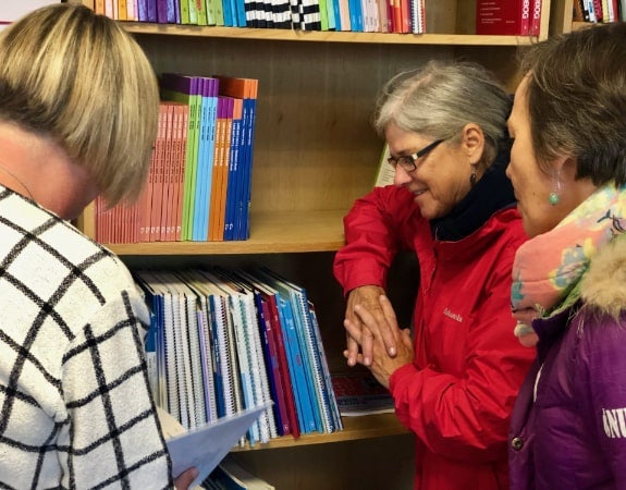 Specialist in Greenland talking with teachers